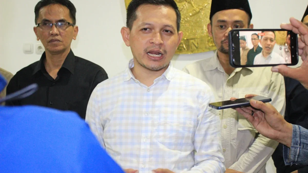 HARI TERAKHIR: Ketua KPU Sumedang, Ogi Ahmad Fauzi saat diwawancara sejumlah weratwan di kantornya, soal penda