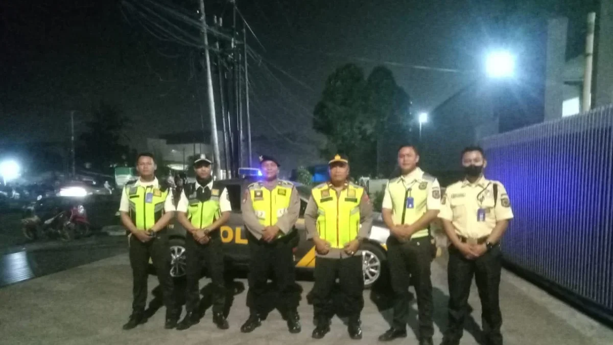 BERGEGAS: Sejumlah personil Polsek Cimanggung dan petugas keamanan melaksanakan kegiatan patrol malam, di Cima