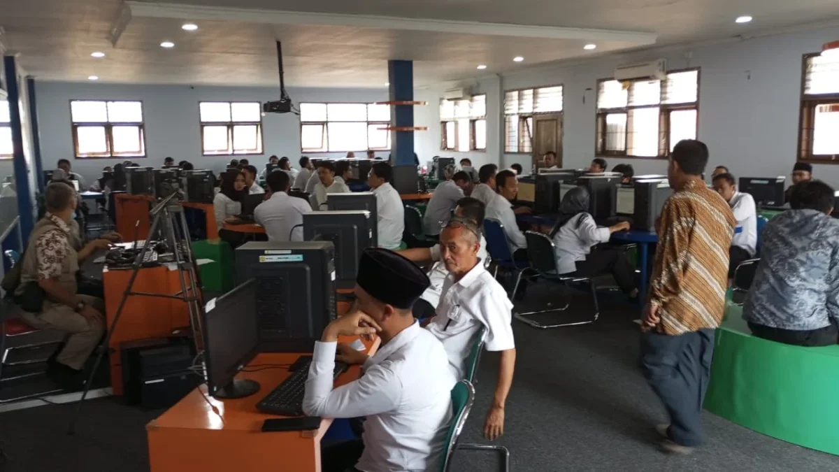 SELEKSI: Sebanyak 59 calon anggota calon Panwaslu Kecamatan mengikuti tes Computer Assisted Test (CAT) dan Esa