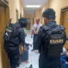 DIAMANKAN: Polisi mengamankan para pelaku tawuran antar pelajar, di Mako Polres Sumedang baru-baru ini.