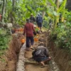 GOTONG ROYONG: Warga bahu membahu membangun jalan usaha tani (jitut) di Citaleus Buahdua, baru-baru ini.