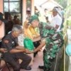 BAKTI SOSIAL: Dandim 0610/Sumedang Letkol Kav Christian Gordon saat memberikan santunan, di Buahdua, Rabu (15