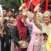 Amanda Soemedi Bey Machmudin Antusias Saksikan Parade Kriya dan Budaya HUT Dekranas 2024