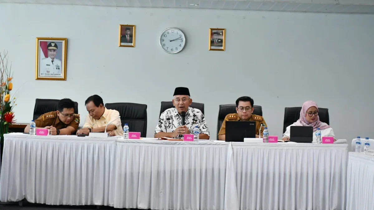MENYAMPAIKAN: Wakil Ketua DPRD Provinsi Jawa Barat, Achmad Ru\'yat saat rapat Pansus I dengan Biro Badan Usaha