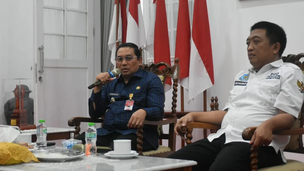 BERDIALOG: Pj Bupati Sumedang Yudia Ramli saat berbincang dengan para anggota Apdesi di Gedung Negara, baru-b
