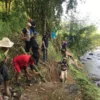 GOTONG ROYONG: Para Petani bersama masyarakat membersihkan sisa material bangunan yang roboh, di Cipameumpeuk,