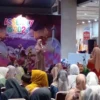 SAMBUTAN: Kepala SD Arrafi BHS Sumedang, Diny Siti Hardiyanty S Hum, saat memberikan pidato pada kegiatan acar