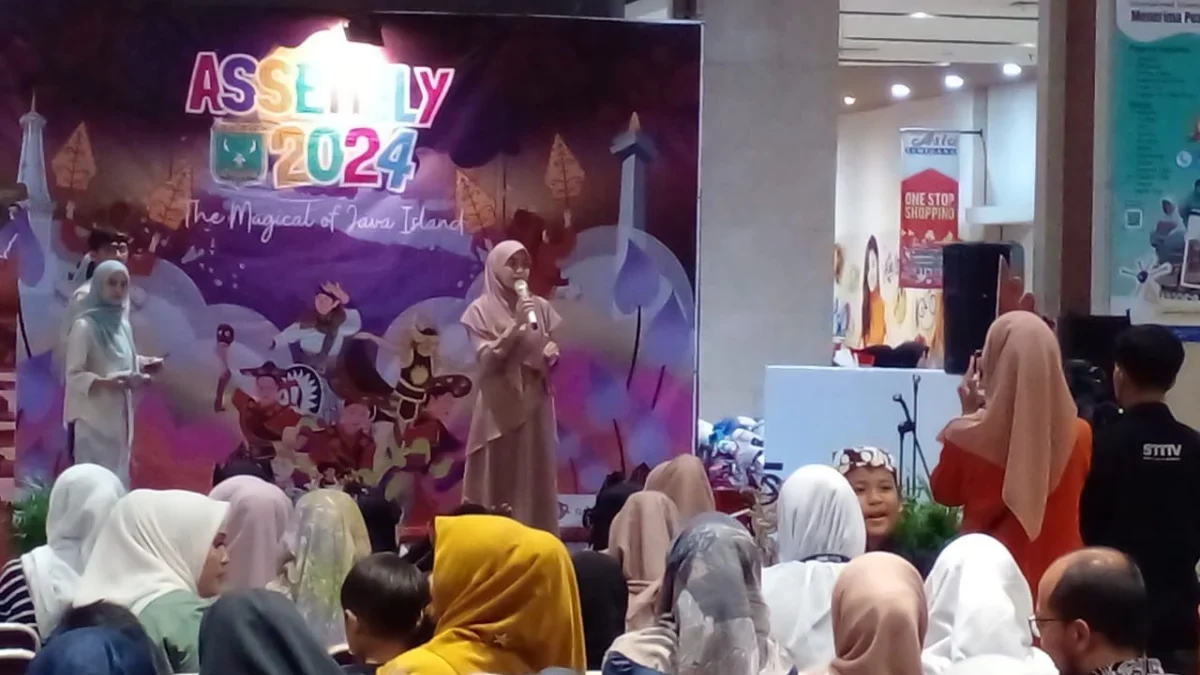 SAMBUTAN: Kepala SD Arrafi BHS Sumedang, Diny Siti Hardiyanty S Hum, saat memberikan pidato pada kegiatan acar