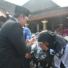 BERSALAMAN: Pj Bupati Sumedang Yudia Ramli saat memberikan penghargaan berupa bantuan sepeda motor kepada para