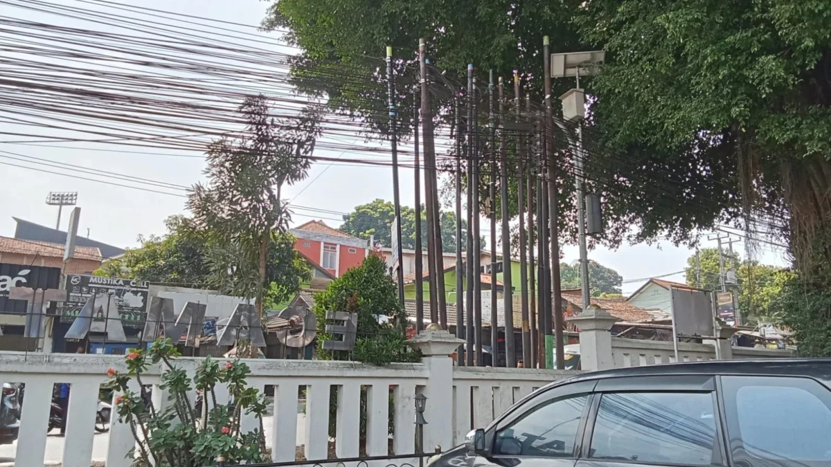 TIDAK TERTATA: Tiang-tiang provider berantakan dengan total ada 13 tiang didepan kantor Pemerintahan Kecamatan