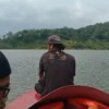 NYAMAN: Seorang pemancing saat berada di Blok Malejah Desa Cibubuan Kecamatan Conggeang, belum lama ini.
