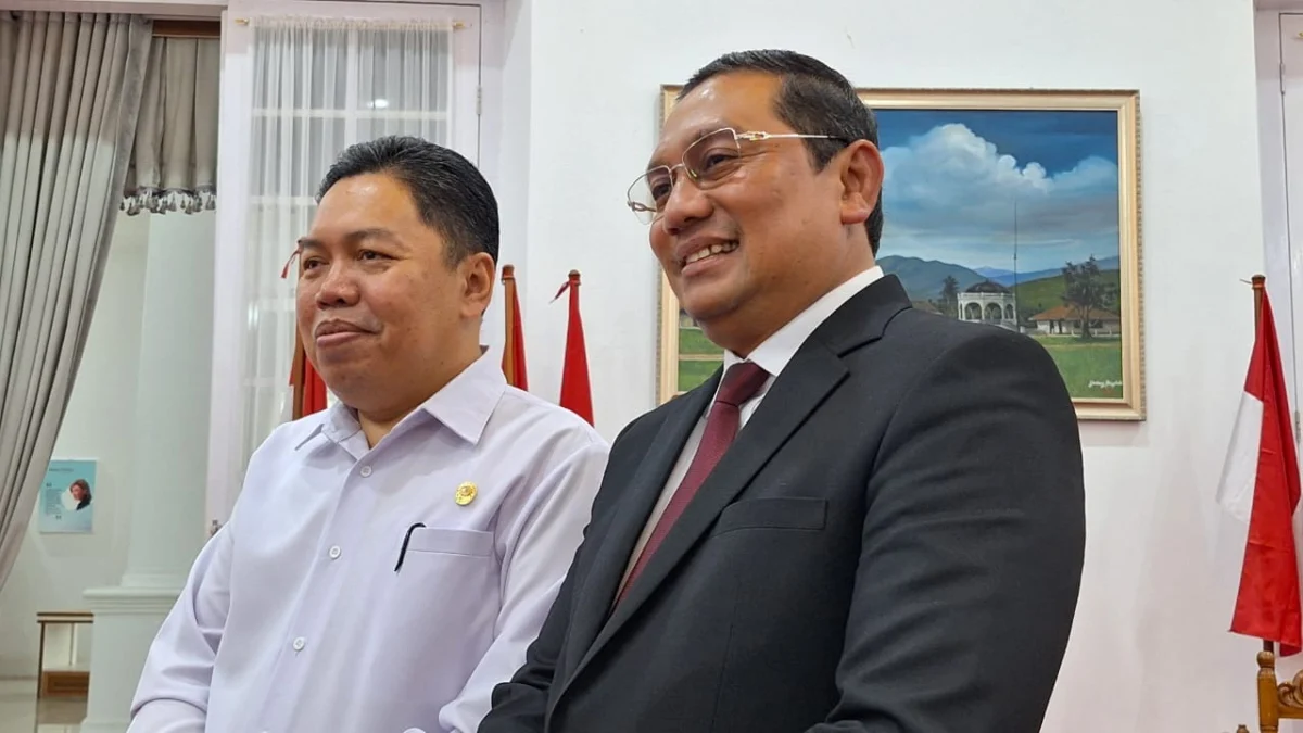 BERDIALOG: Pj Bupati Sumedang Yudia Ramli saat menerima kunjungan Rektor UIN Sunan Gunung Djati Rosihon Anwar
