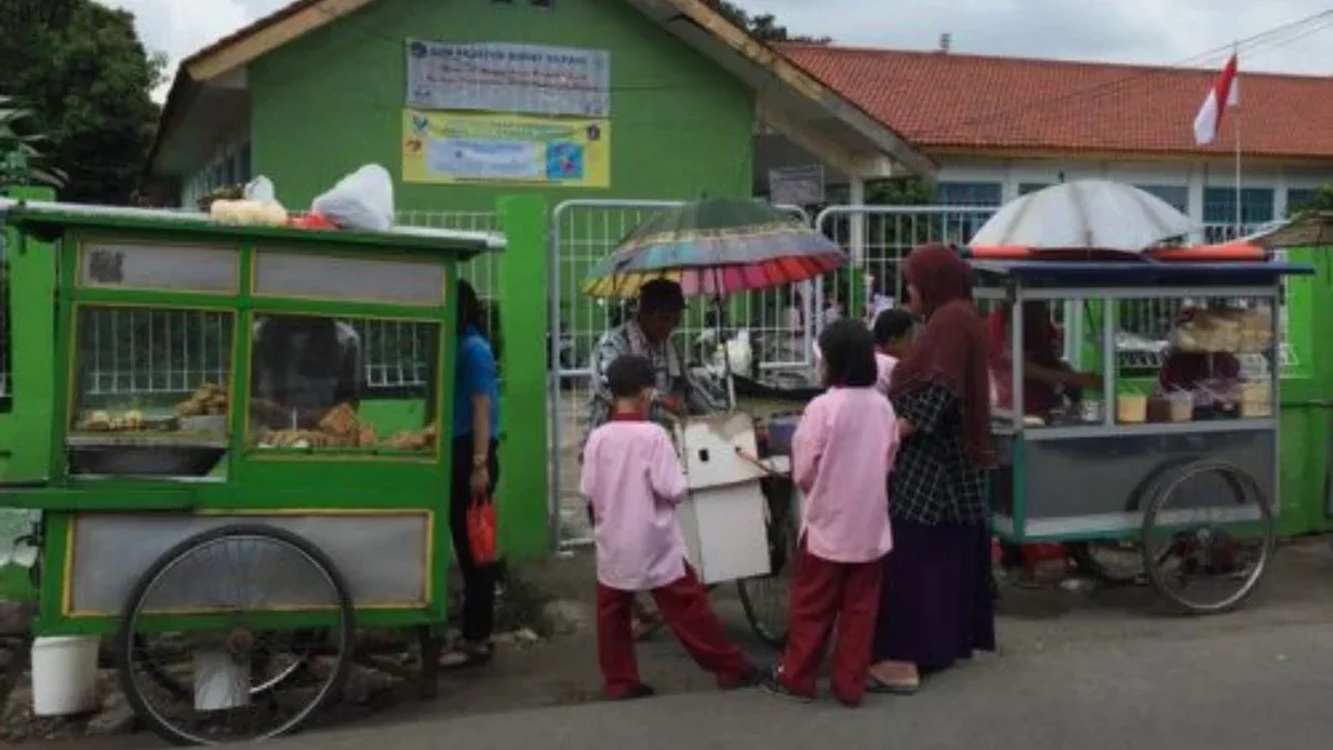 JUALAN: Pemda Kabupaten Sumedang berencana akan memberlakukan Sertifikasi para pedagang di sekolah.