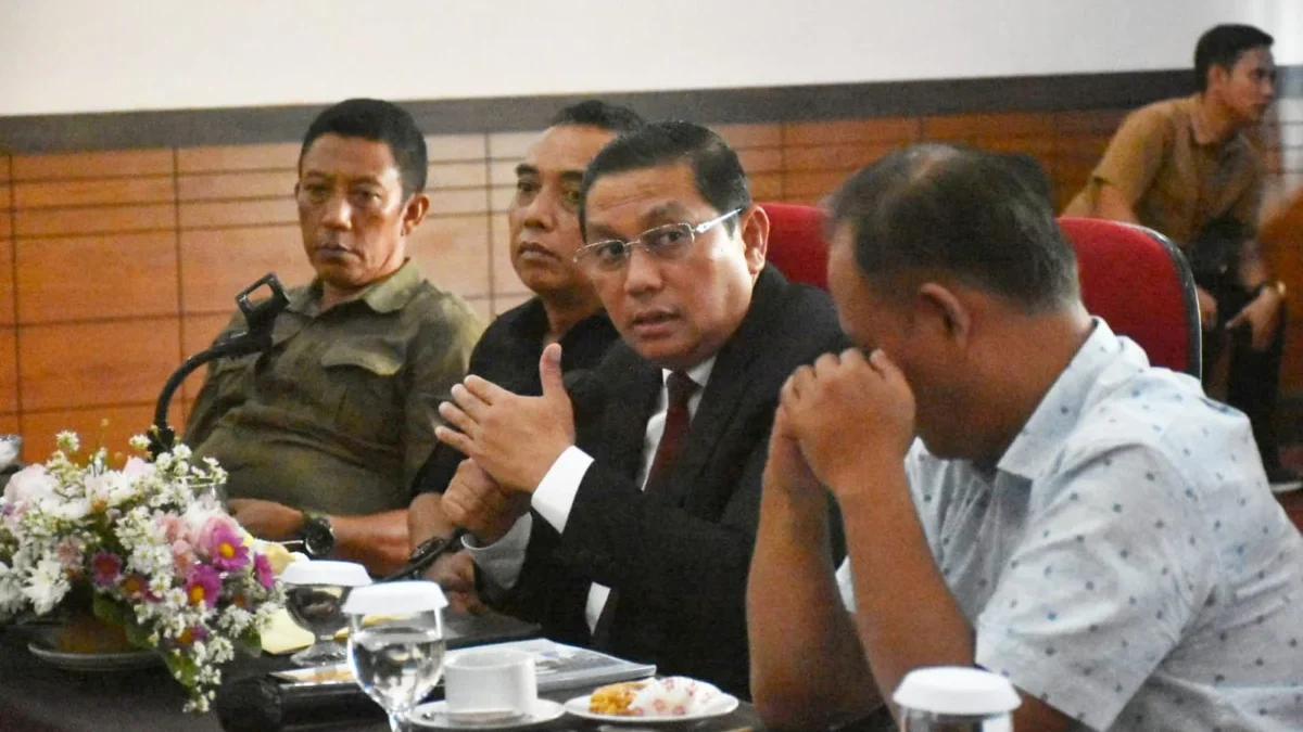 DISKUSI: Pj Bupati Sumedang Yudia Ramli saat melakukan pertemuan mengenai revitalisasi Pasar Parakamuncang di