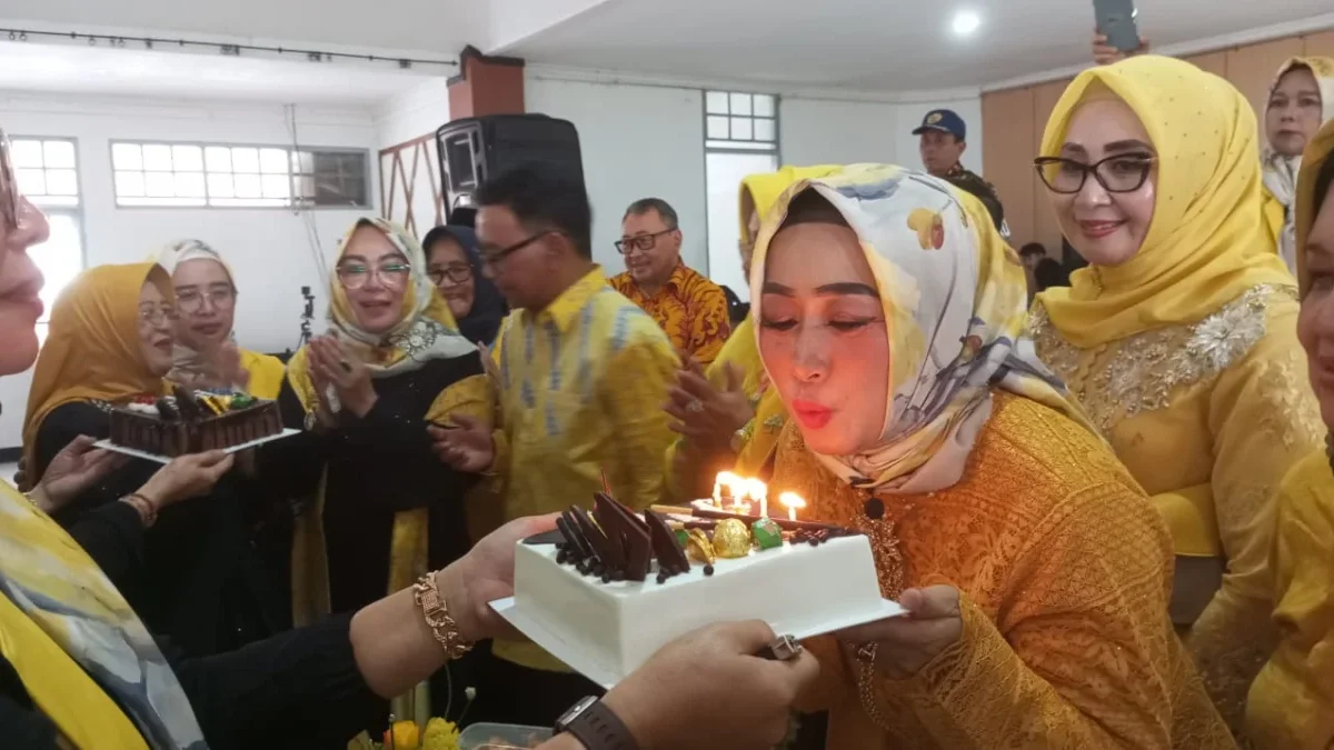 TAMBAH USIA: Ketua KPPG Sumedang, Sonia Sugian saat meniup lilin yang pada kue ulang tahun, di Gedung Islamic