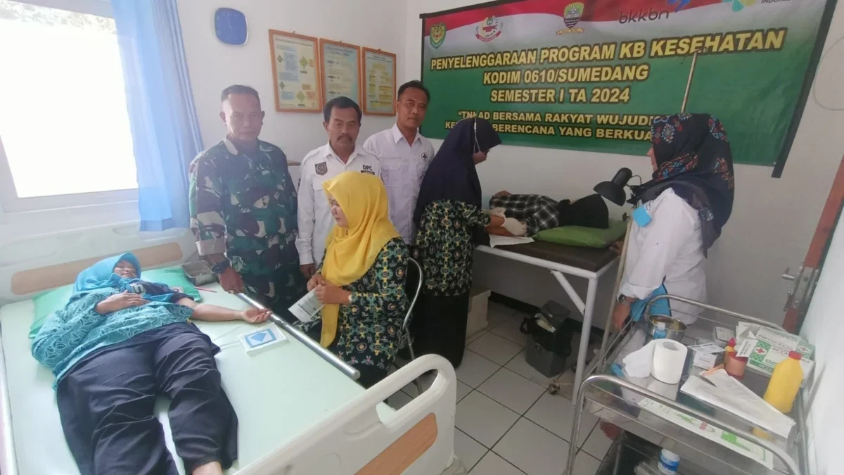 BERSINERGI: Danpos Ramil Tanjungmedar Peltu Abdulah Salim saat meninjau kegiatan KB di Puskesmas Desa Jingkang