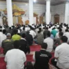 BERJAMAAH: Pj Bupati Sumedang Yudia Ramli Sumedang Salat Subuh berjemaah dengan di Masjid Agung Sumedang, baru