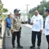 BERKUNJUNG: PJ Bupati Sumedang, Yudia Ramli saat meninjau perbaikan jalan Tolengas Jatigede, belum lama ini.