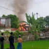 BERKOBAR: Sebuah rumah permanen dua lantai di Desa Sindangpakuwon Cimanggung terbakar, Minggu (26/5)