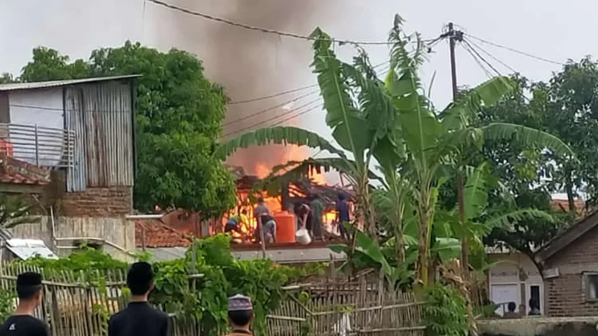 BERKOBAR: Sebuah rumah permanen dua lantai di Desa Sindangpakuwon Cimanggung terbakar, Minggu (26/5)