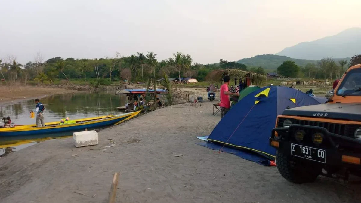 KEMAH: Potensi wisata baru di pesisir bendungan Cipanas yang saat ini bisa dijadikan tempat kemping.