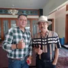 BERSAMA: Bos Persib Bandung Umuh Muchtar saat berfoto dengan reporter radio dikediamanya di Tanjungsari, Rabu