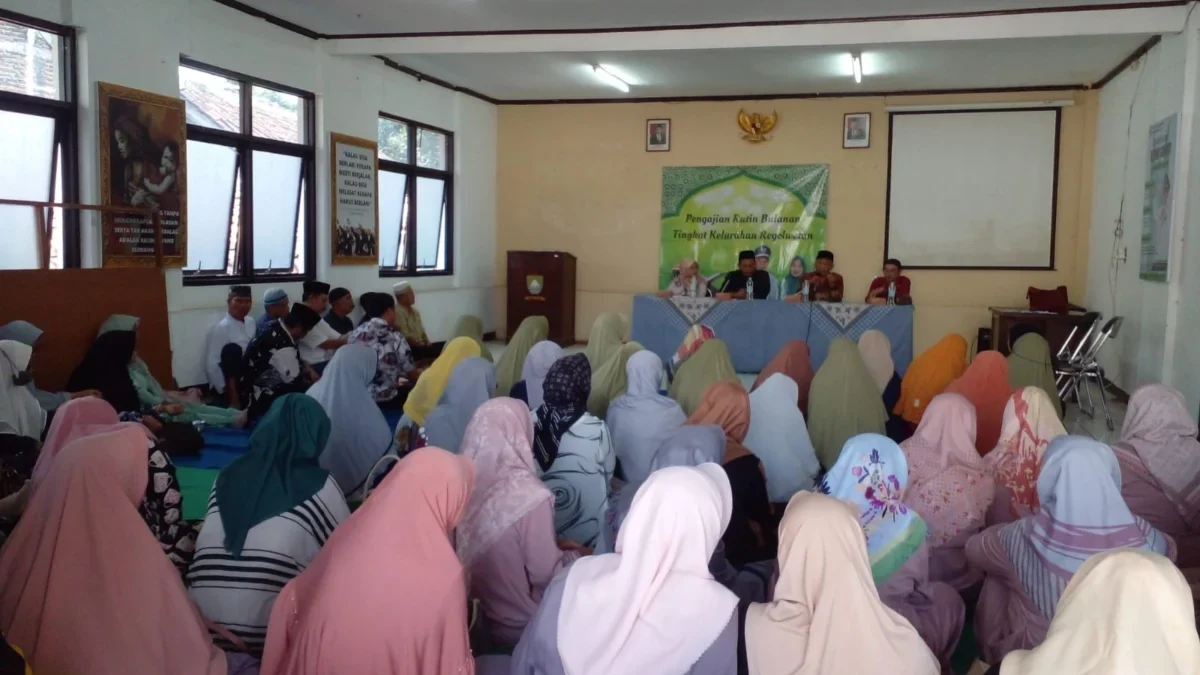 RUTINAN: Peserta pengajian rutin ibu-ibu dari RW 09, nampak memadati ruang aula kantor Regolwetan, Kamis (30/5