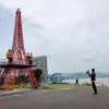 Menara Miniatur Eiffel Merah