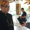 PRIHATIN: Ketua Komisi 3 DPRD Sumedang, Mulya Suryadi saat diwawancara wartawan, soal bullying dan perundunga