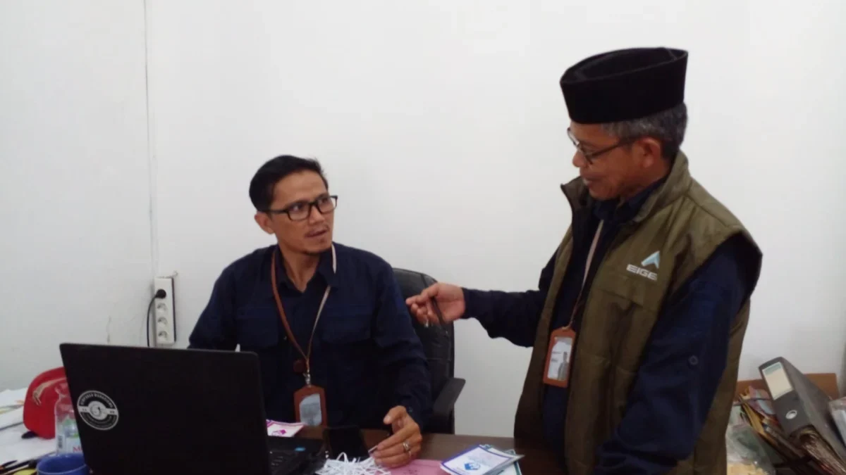 BERDISKUSI : Sekretaris Desa Jatihurip Beni Rahmat Sopian (kiri) saat berdiskusi dengan Kasi Kesra Desa Jatihu