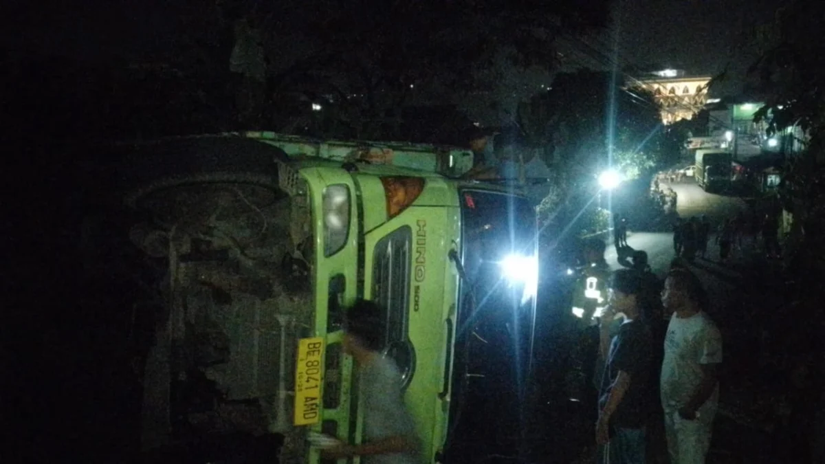 Truk Tronton Terguling di Pamulihan Bermuatan Kayu Bakar, Menutupi Ruas Jalan Simpang Parakanmuncang