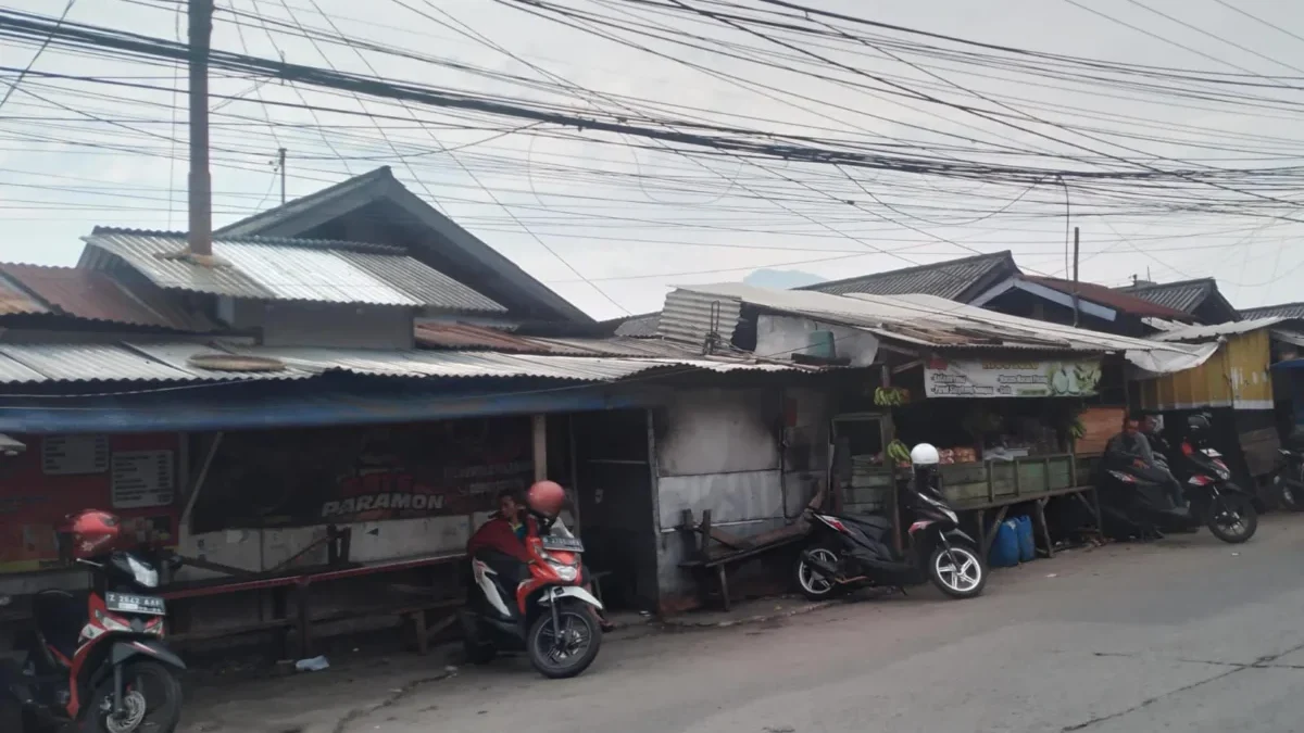 Pasar Parakanmuncang yang berlokasi di Desa Sindangpakuon Kecamatan Cimanggung masih terlihat kumuh dan perlu