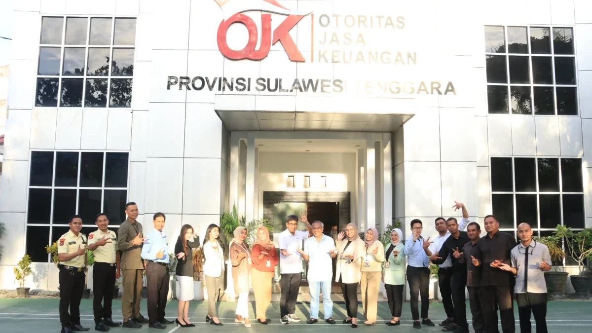 Dr Aqua Dwipayana Berbicara di OJK Sulawesi Tenggara, Ingatkan Pegawai bahwa Komunikasi Jadi Inti Pelayanan
