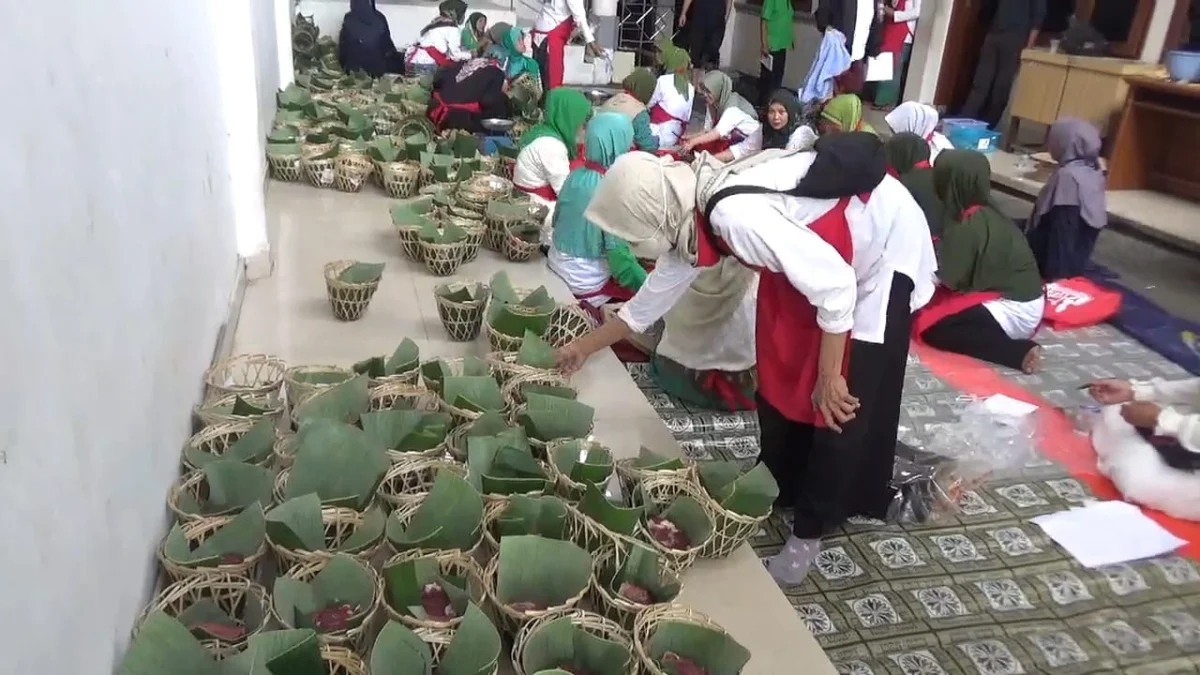 BERBAGI: Daging kurban yang dibagikan Masjid Agung Sumedang dikemas dengan menggunakan bongsang dan daun pisan