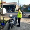 PERIKSA: Anggota Kapolsek Bripka Arya NugrahaJatinangor saat mengecek motor korban di Jatinangor, Jumat (21/6