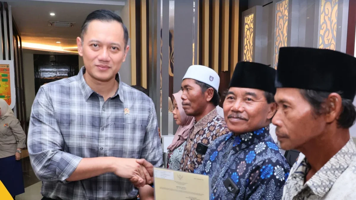 DUKUNG: Bakal Calon Bupati Sumedang Dony Ahmad Munir saat bersilaturahmi ke pengurus DPD PAN Sumedang, kemarin