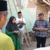 MENDOAKAN: Bupati Sumedang periode 2018-2023 Dony Ahmad Munir saat menyambangi korban kebakaran di Tanjungsari