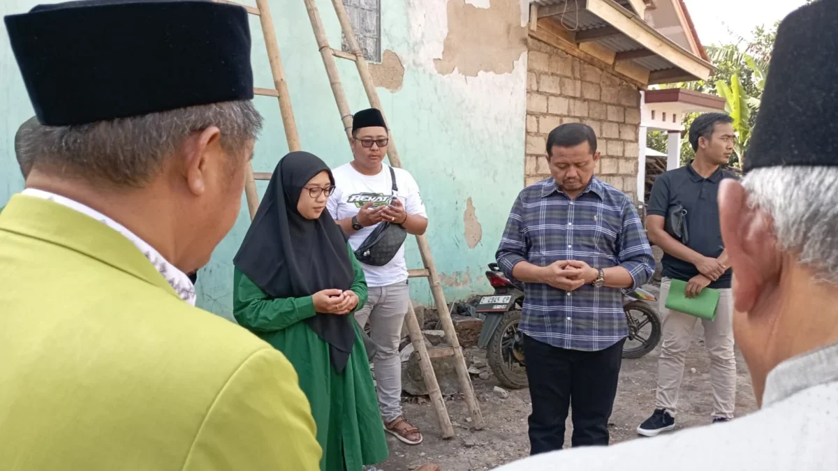 MENDOAKAN: Bupati Sumedang periode 2018-2023 Dony Ahmad Munir saat menyambangi korban kebakaran di Tanjungsari