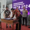 TANDA TANGAN: Pj Bupati Sumedang Yudia Ramli saat melalukan penandatanganan komitmen dukungan PPDB 2024 di Ged