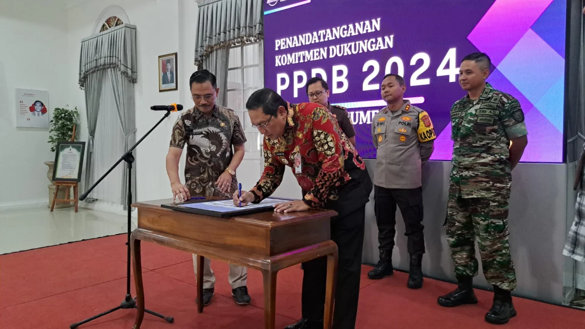TANDA TANGAN: Pj Bupati Sumedang Yudia Ramli saat melalukan penandatanganan komitmen dukungan PPDB 2024 di Ged
