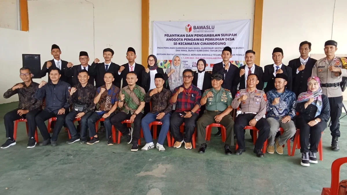 SEMANGAT: Para anggota PKD foto bersama Panwascam, komisioner KPU, serta para pejabat penting di Kecamatan Cim