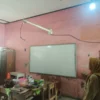 TUNJUKAN: Kepala Sekolah SD Narimbang 1 Oke Supriatna SPd dan Empar Suparsih menunjukan lokasi proyektor yang