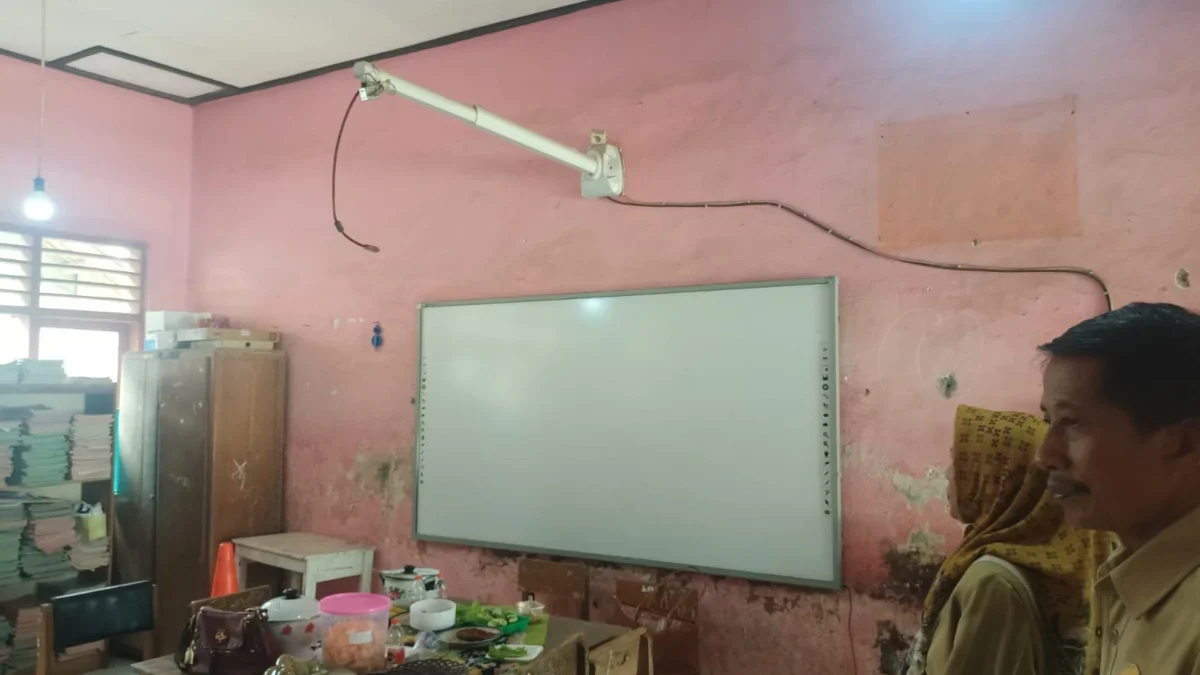 TUNJUKAN: Kepala Sekolah SD Narimbang 1 Oke Supriatna SPd dan Empar Suparsih menunjukan lokasi proyektor yang