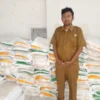 BERBINCANG: Kaur Keuangan Desa Girimukti Friediaan Salik saat menyampaikan penerimaan beras Bansos di Desanya