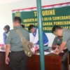 REGISTRASI: Sejumlah anggota Kodim mendaftar untuk mengikuti tes Narkoba di Kodim 0610/Sumedang, Senin (3/6).