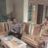 BERBINCANG: Kepala Desa Surian Karto Ganda Permana saat berbincang dengan Kapolsek Surian, Rabu (5/6).