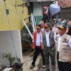 TINJAU: Menko PMK Muhadjir Effendy saat meninjau kerusakan rumah akibat gempa bumi di Cipameungpeuk, beberapa