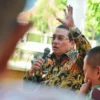 BERDIALOG: Pj Bupati Sumedang Yudia Ramli saat breakfeast Meeting di halaman belakang Gedung Negara, Kamis (6/