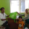 SERAHKAN: Kasi Pemberdayaan masyarakat Kelurahan Situ, Eman Sulaeman SE., saat memberikan bantuan pangan kepad