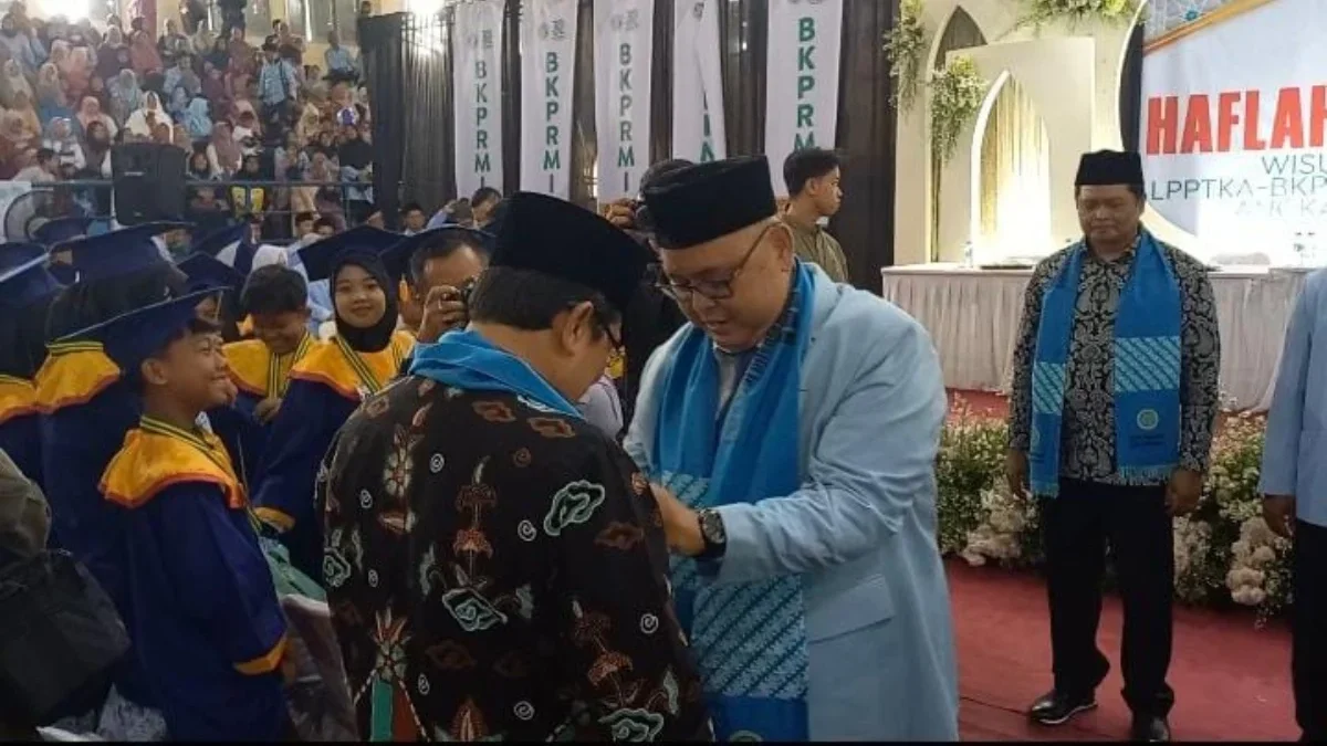 SAMBUT: Ketua BKPRMI Kabupaten Sumedang H Ayi Subhan Hafaz saat menyambut PJ Bupati Sumedang Yudia Ramli pada